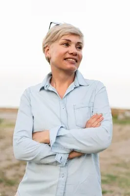 Medium shot woman with crossed arms